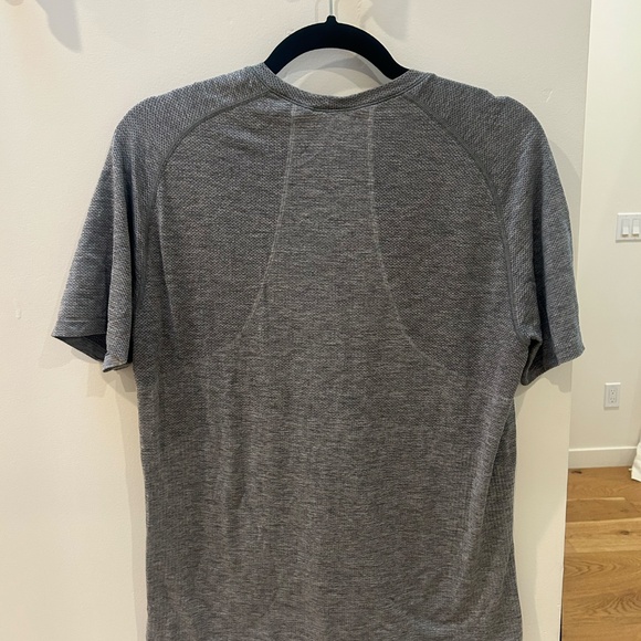 Lululemon Men's Metal Vent Tech Short Sleeve Shirt - Picture 2 of 2